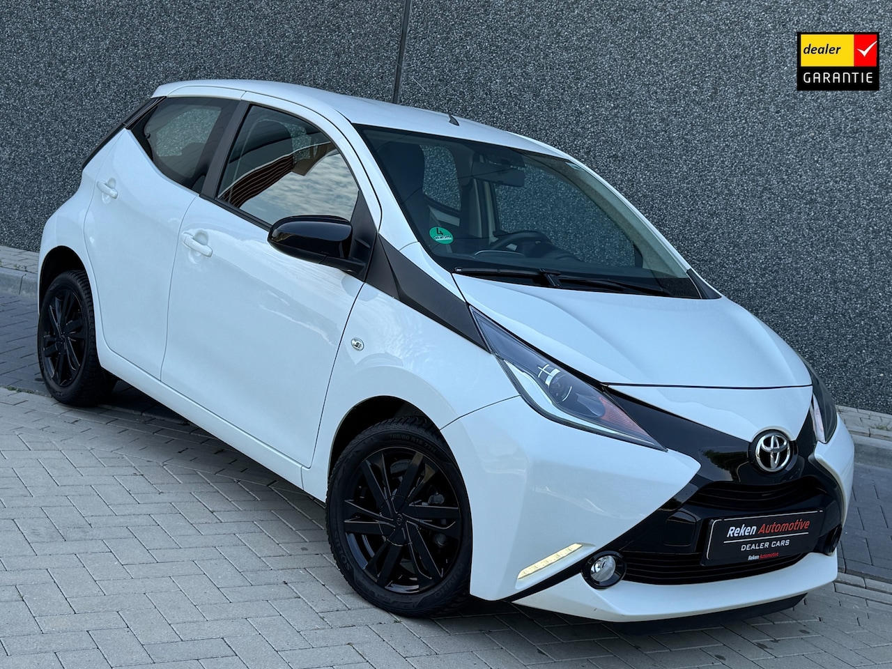 Toyota Aygo - 1.0 VVT-i x-play Led Cruise Airco Parkeer Camera - AutoWereld.nl