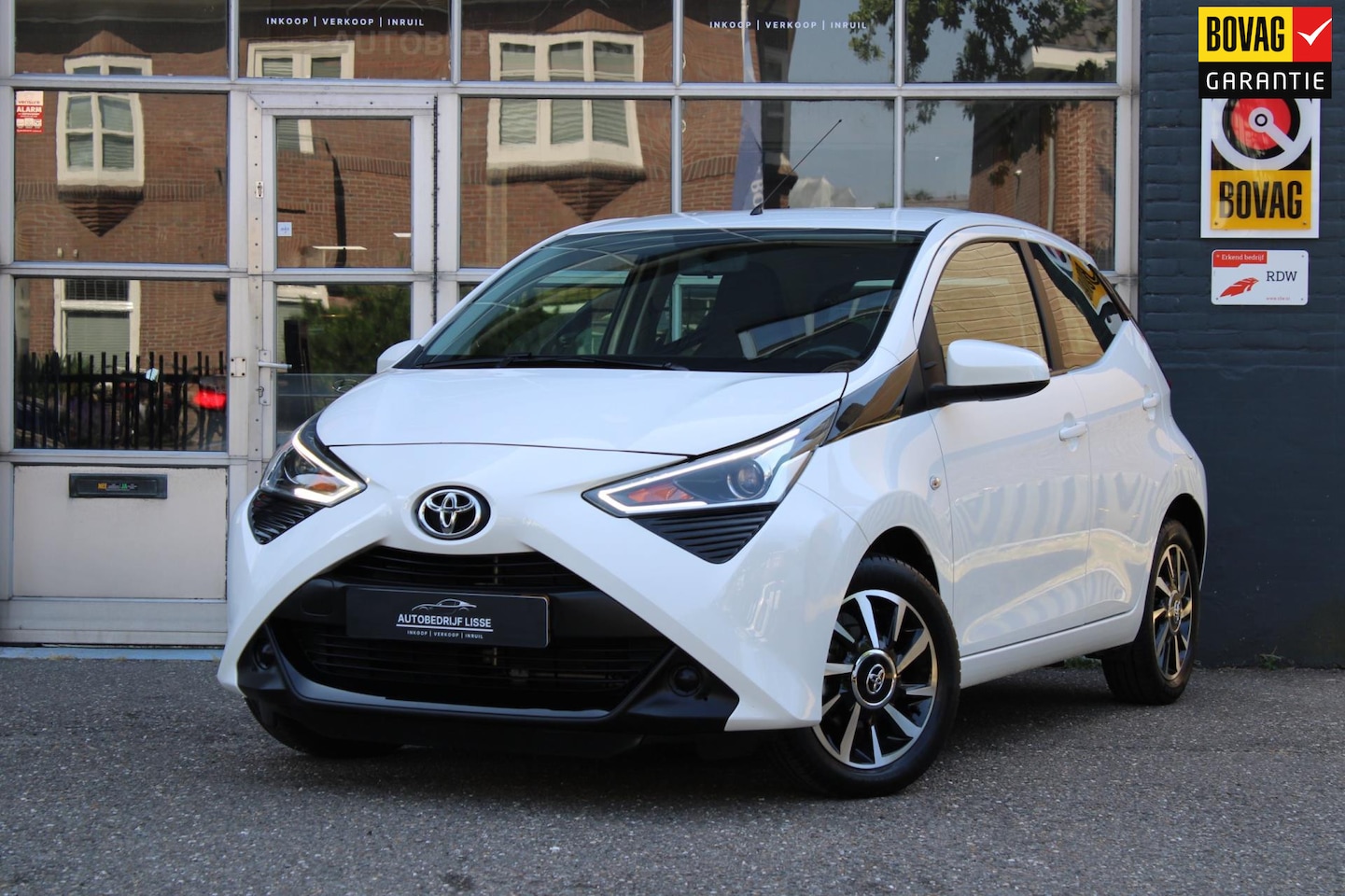 Toyota Aygo - 1.0 VVT-i x-play Automaat Airco Camera Carplay - AutoWereld.nl