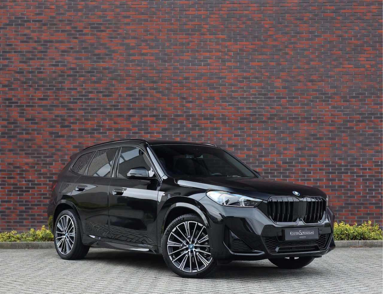 BMW X1 - 30e xDrive | Pano - HUD - Trekhaak - AutoWereld.nl
