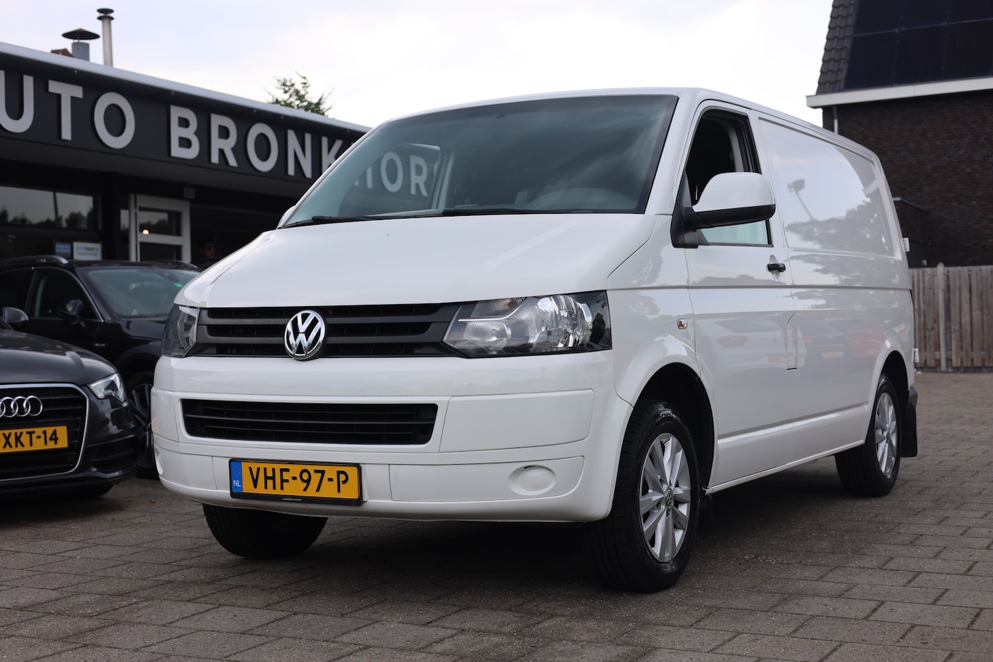 Volkswagen Transporter - 2.0 TDI L1H1 AIRCO | NAVI | TREKHAAK | *ZEER NETJES* - AutoWereld.nl