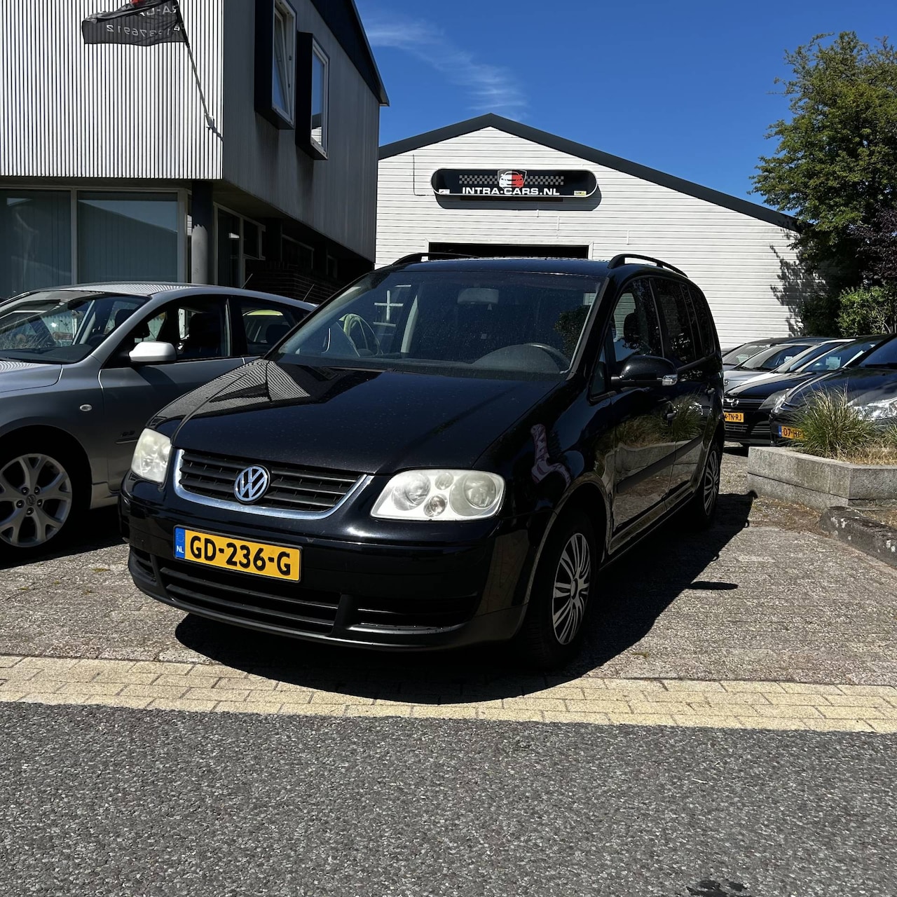 Volkswagen Touran - 1.6 Trendline Zeer nette en goed rijdende Volkswagen Touran. Apk t/m 28-02-2026. - AutoWereld.nl