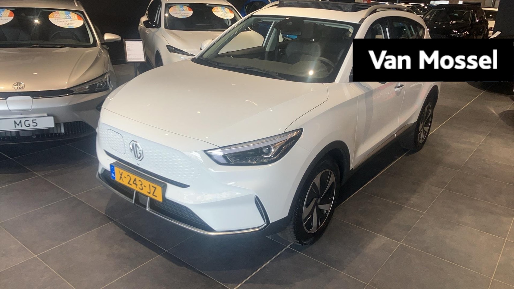 MG ZS - EV Long Range Luxury 70 kWh Eerste eigenaar - Leder - Clima - 360 camera - Panoramadak - C - AutoWereld.nl
