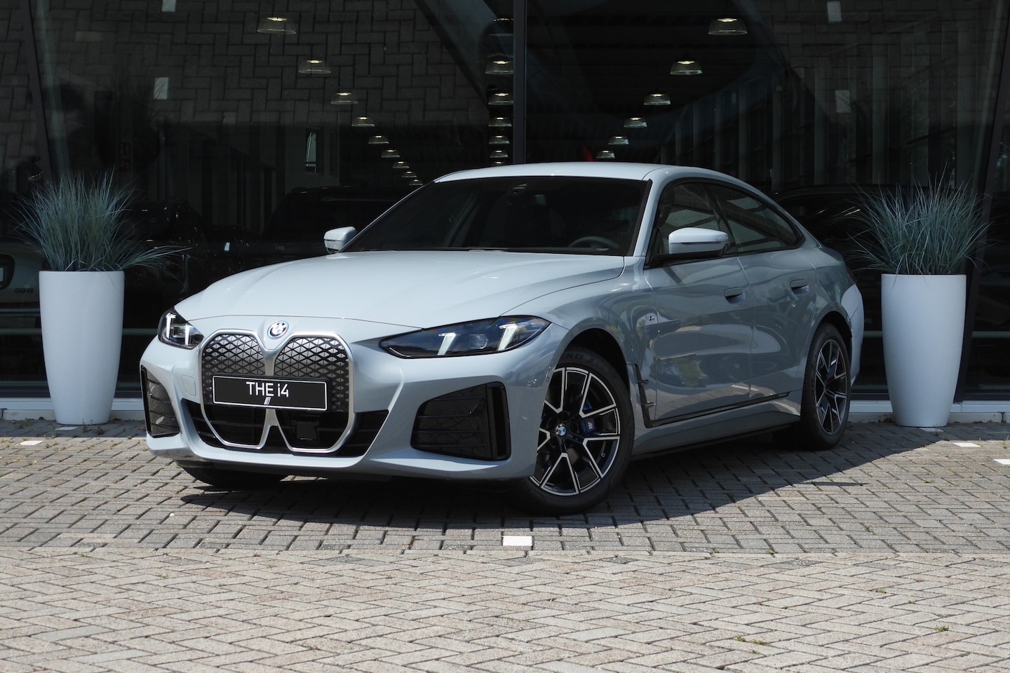 BMW i4 - eDrive40 M Sport / Stoelverwarming / Parking Assistant / Widescreen Display / Live Cockpit - AutoWereld.nl