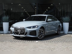 BMW i4 - eDrive40 M Sport / Stoelverwarming / Parking Assistant / Widescreen Display / Live Cockpit