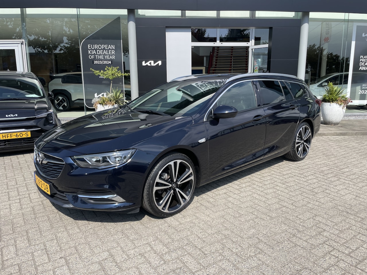 Opel Insignia Sports Tourer - 1.5 Turbo Business Executive PanoDak // Sportstoelen// 18inch// info Roel 0492-588951 - AutoWereld.nl