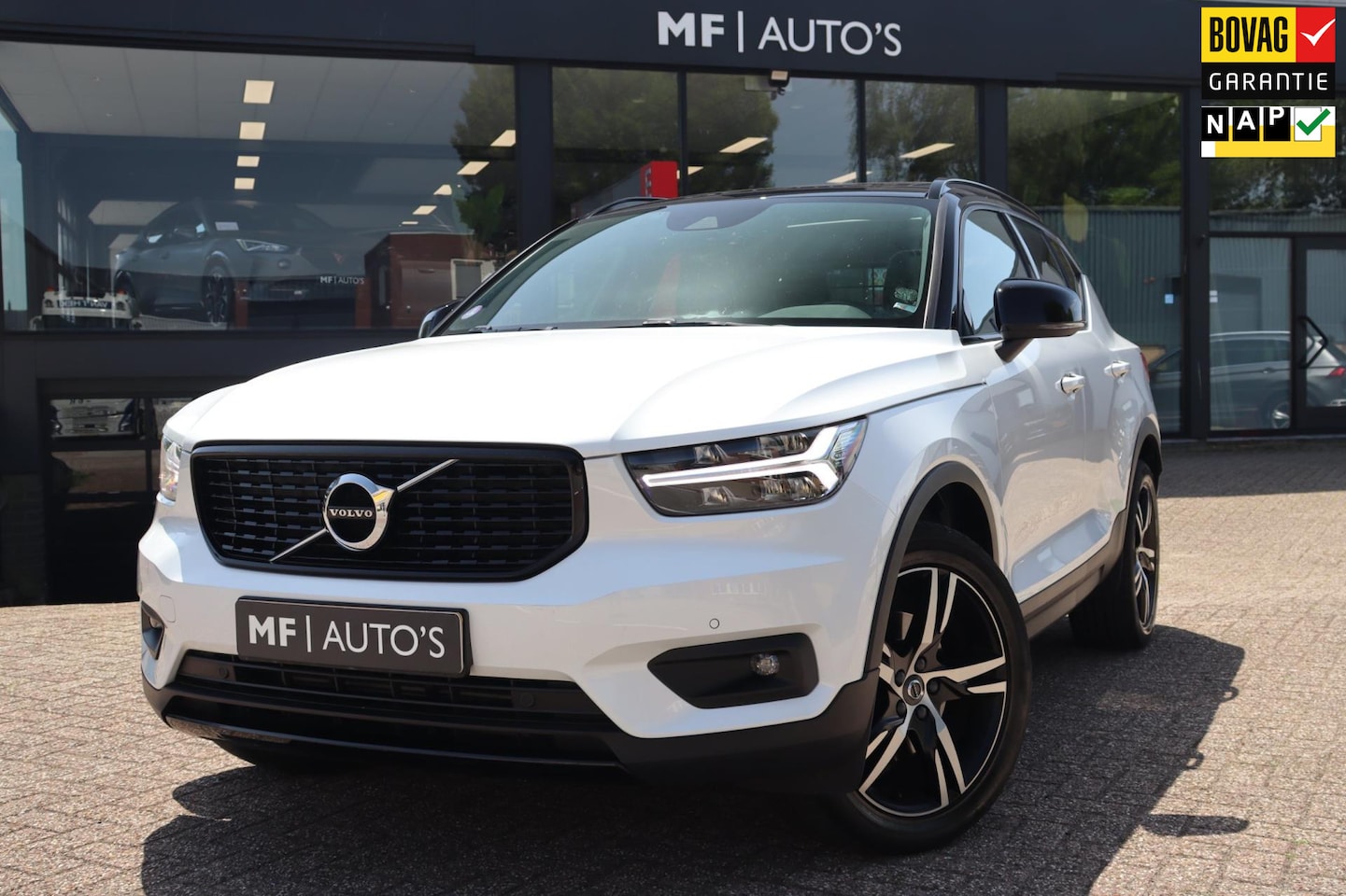Volvo XC40 - 2.0 T4 R-Design 190PK|Pano|Camera|ACC|Lane|NL Auto - AutoWereld.nl