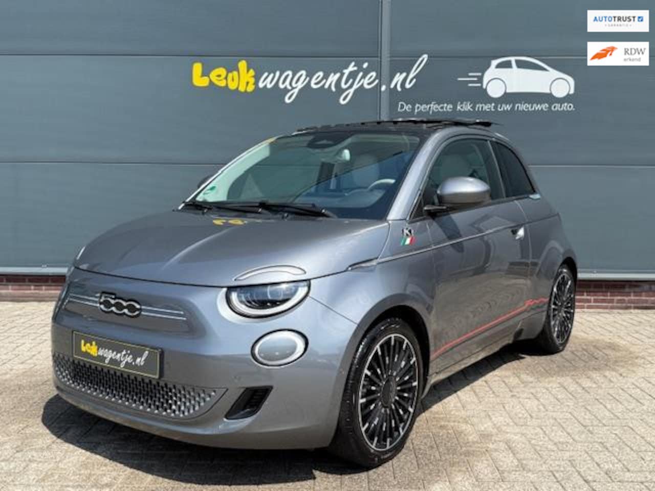 Fiat 500e - La Prima 42 kWh *schuifdak *p-camera *leder *ecc - AutoWereld.nl
