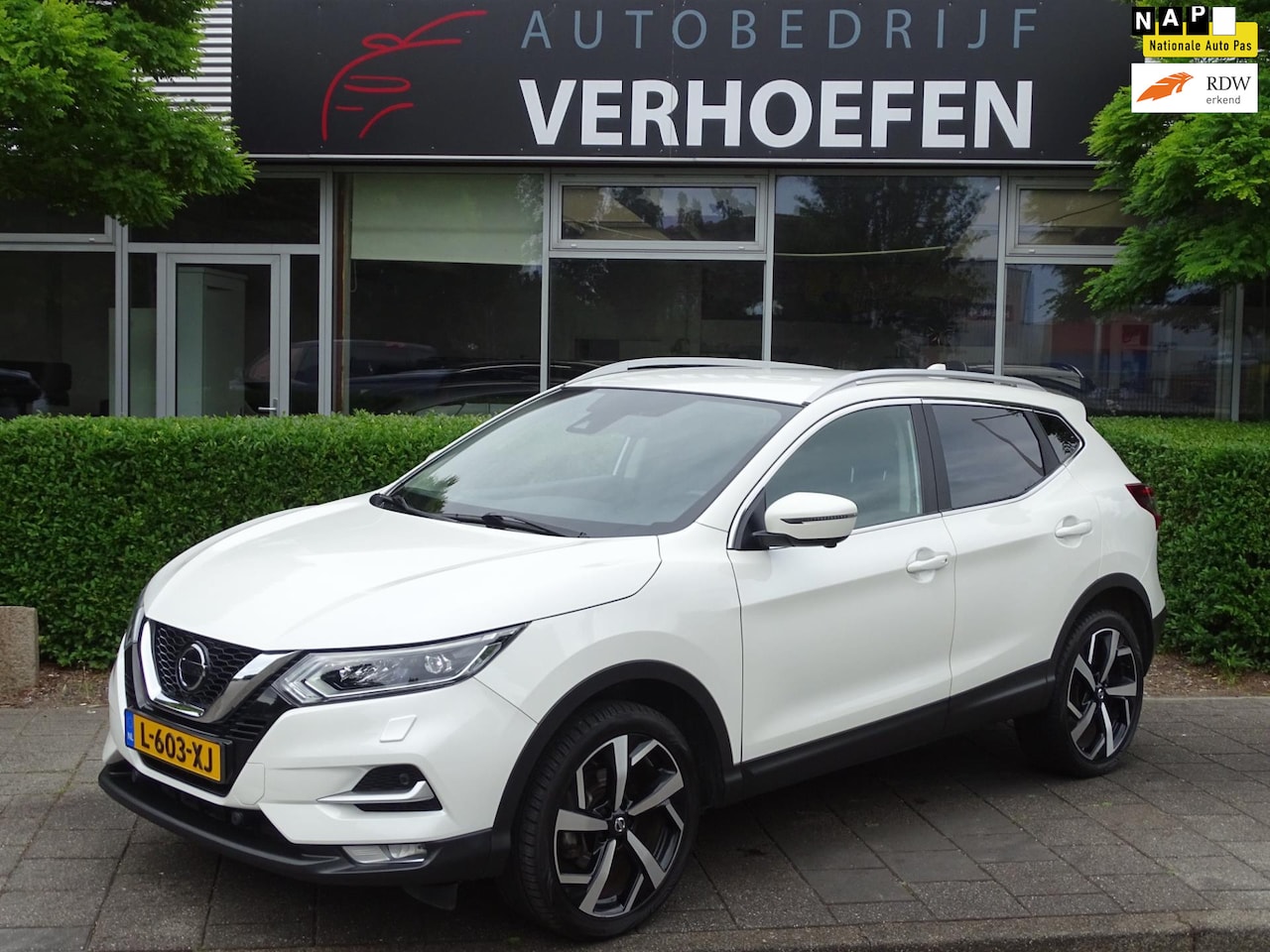 Nissan Qashqai - 1.3 DIG-T Premium Edition - AUTOMAAT - 360 CAMERA - CRUISE / CLIMATE CONTR - LANE ASSIST - - AutoWereld.nl