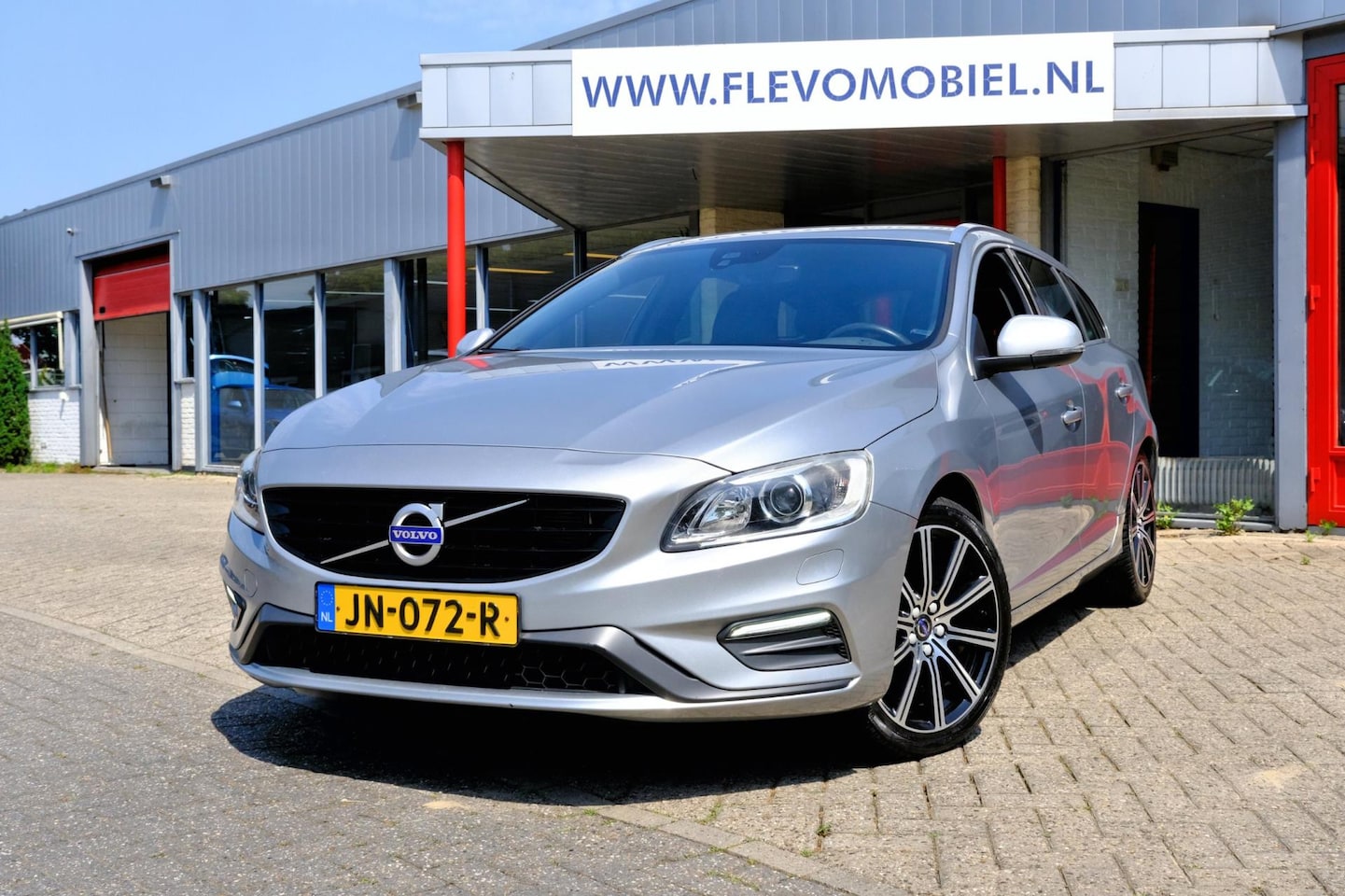 Volvo V60 - 2.0 D2 R-Design Aut. Xenon|Leder-alcantara|Navi|Clima|LMV - AutoWereld.nl