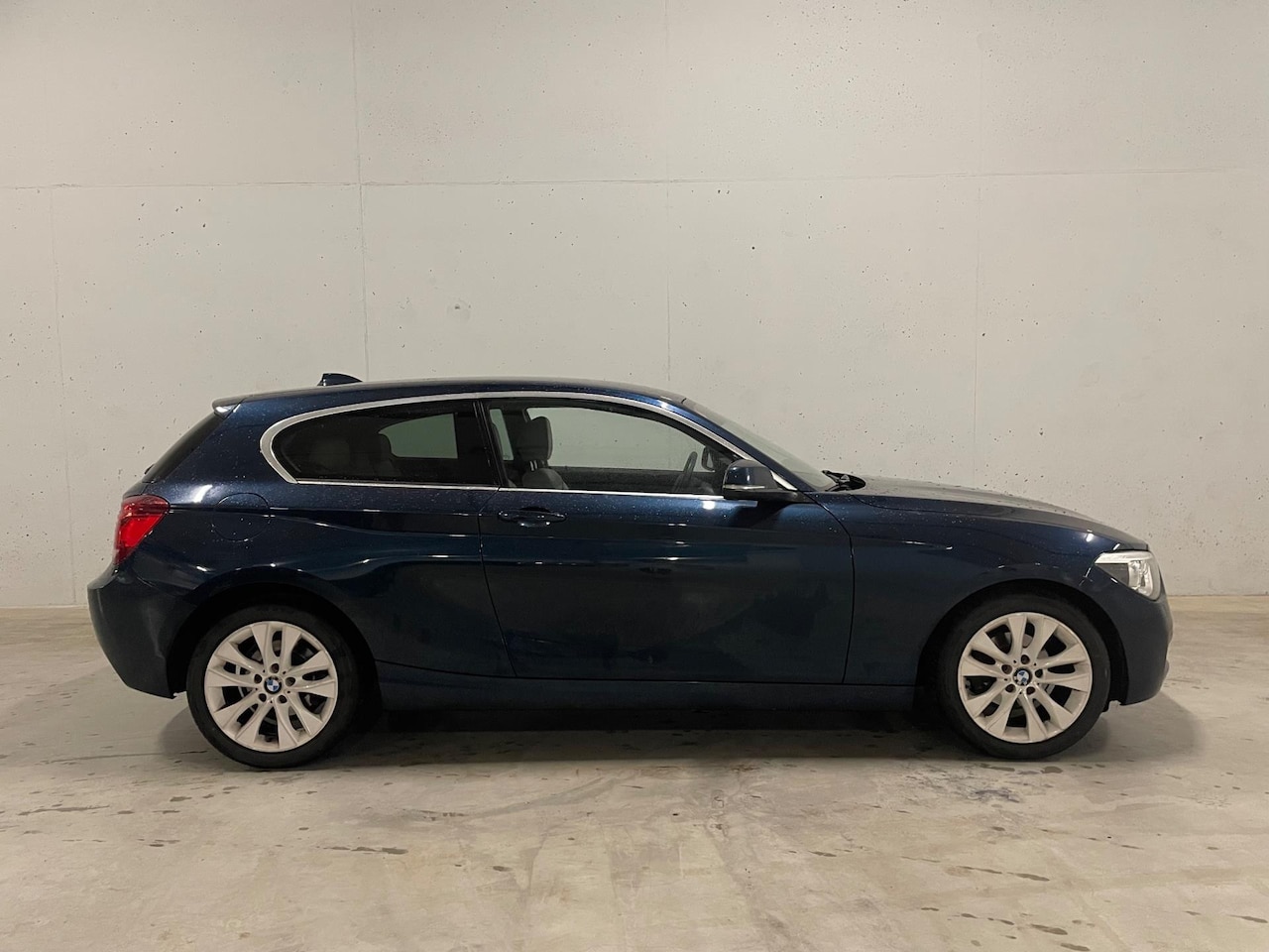 BMW 1-serie - 116i 3drs. Airco Navi Cruise Control APK NAP Leer - AutoWereld.nl