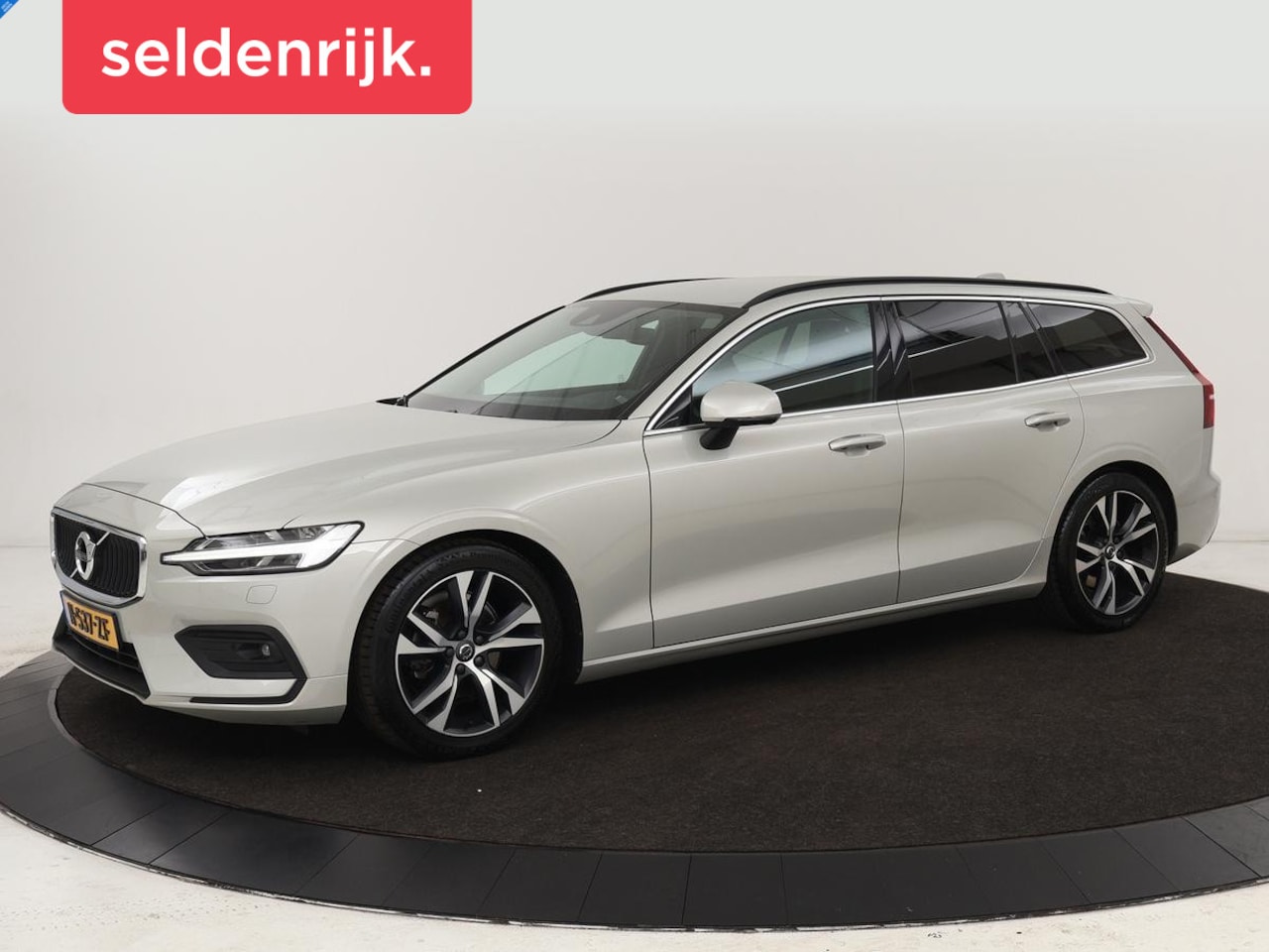 Volvo V60 - 2.0 B4 Momentum | Stoel & stuurverwarming | Trekhaak | Camera | Adaptive cruise | Carplay - AutoWereld.nl