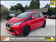 Toyota Aygo - 1.0 VVT-i x-play Camera, LED, Dealer onderhouden