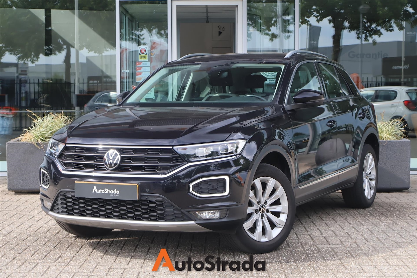 Volkswagen T-Roc - 1.5 TSI Sport 150pk DSG I LED I Climate I Stuur/stoelverwarming | Trekhaak | Camera | Keyl - AutoWereld.nl