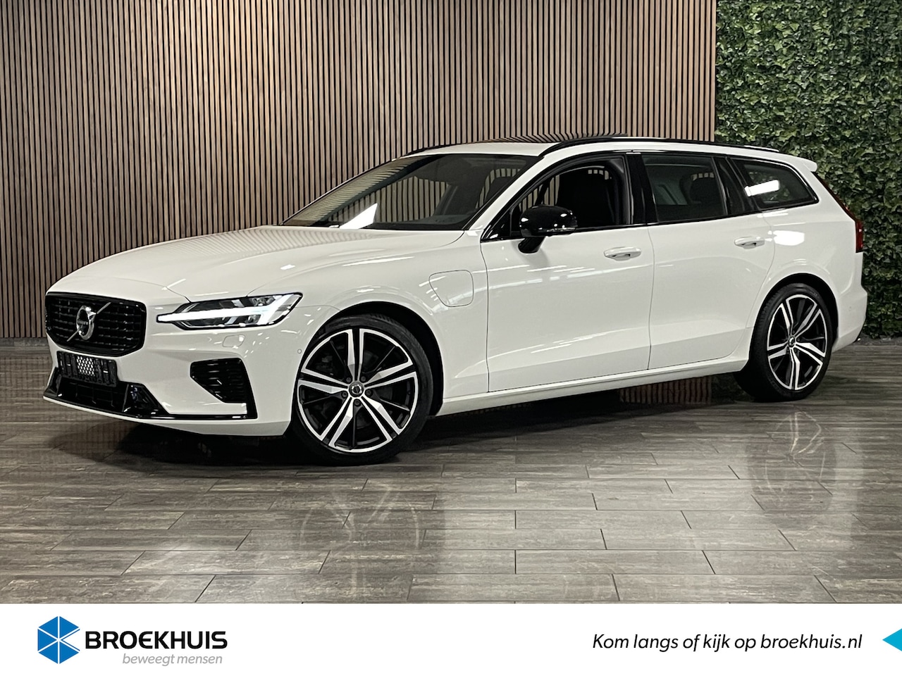 Volvo V60 - T6 AWD Recharge R-Design | Schuifdak | 360° Camera | Harman Kardon | Adaptieve Cruise Cont - AutoWereld.nl