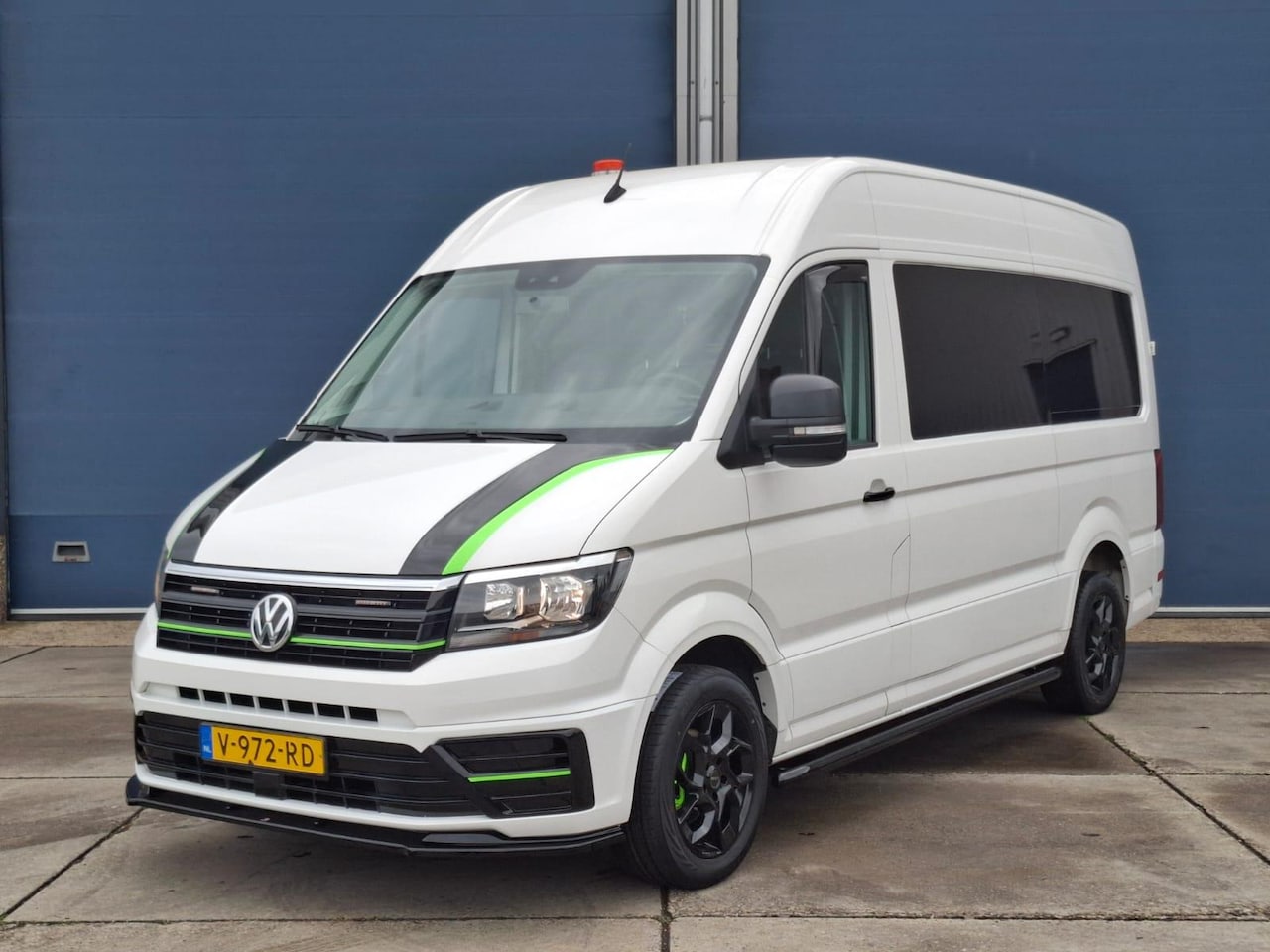 Volkswagen Crafter - 35 2.0 TDI L3H3 EL Trendline AIRCO / CRUISE CONTROLE / NAVI / 3 ZITS / APPLE CARPLAY - AutoWereld.nl