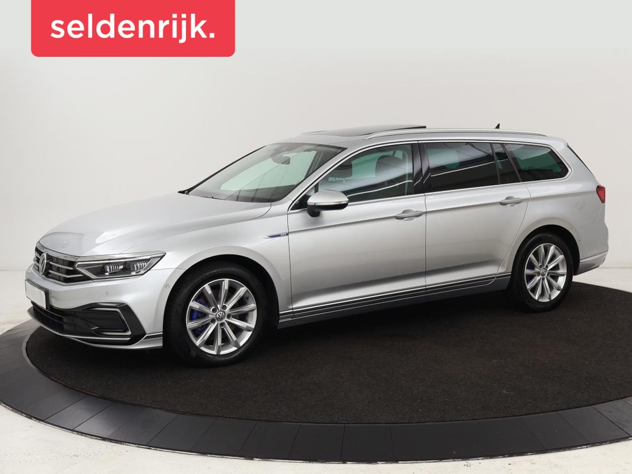 Volkswagen Passat Variant - 1.4 TSI PHEV GTE | Panoramadak | Leder | Stoelverwarming | Trekhaak | Camera | Park Assist - AutoWereld.nl
