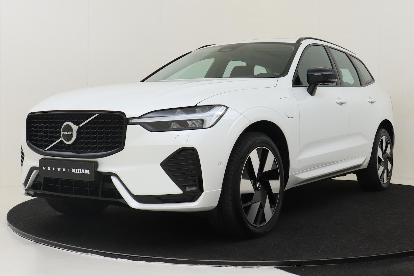 Volvo XC60 - T6 PLUG-IN HYBRID AWD ULTIMATE DARK -PANO.DAK|HARMAN/KARDON|360°CAM|TREKHAAK - AutoWereld.nl
