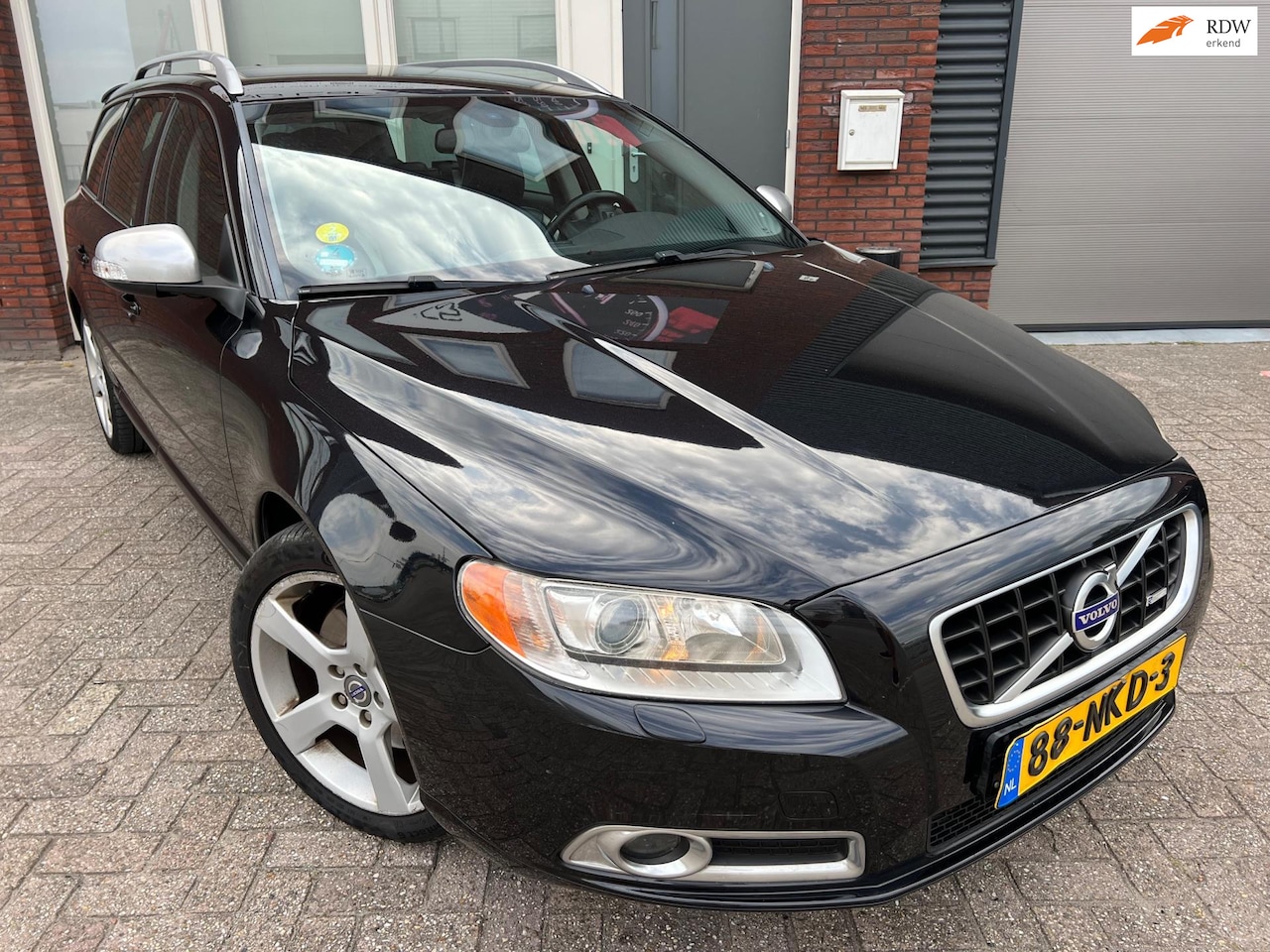 Volvo V70 - 2.0T R-Edition / Leder / Navi / PDC / 18 inch - AutoWereld.nl