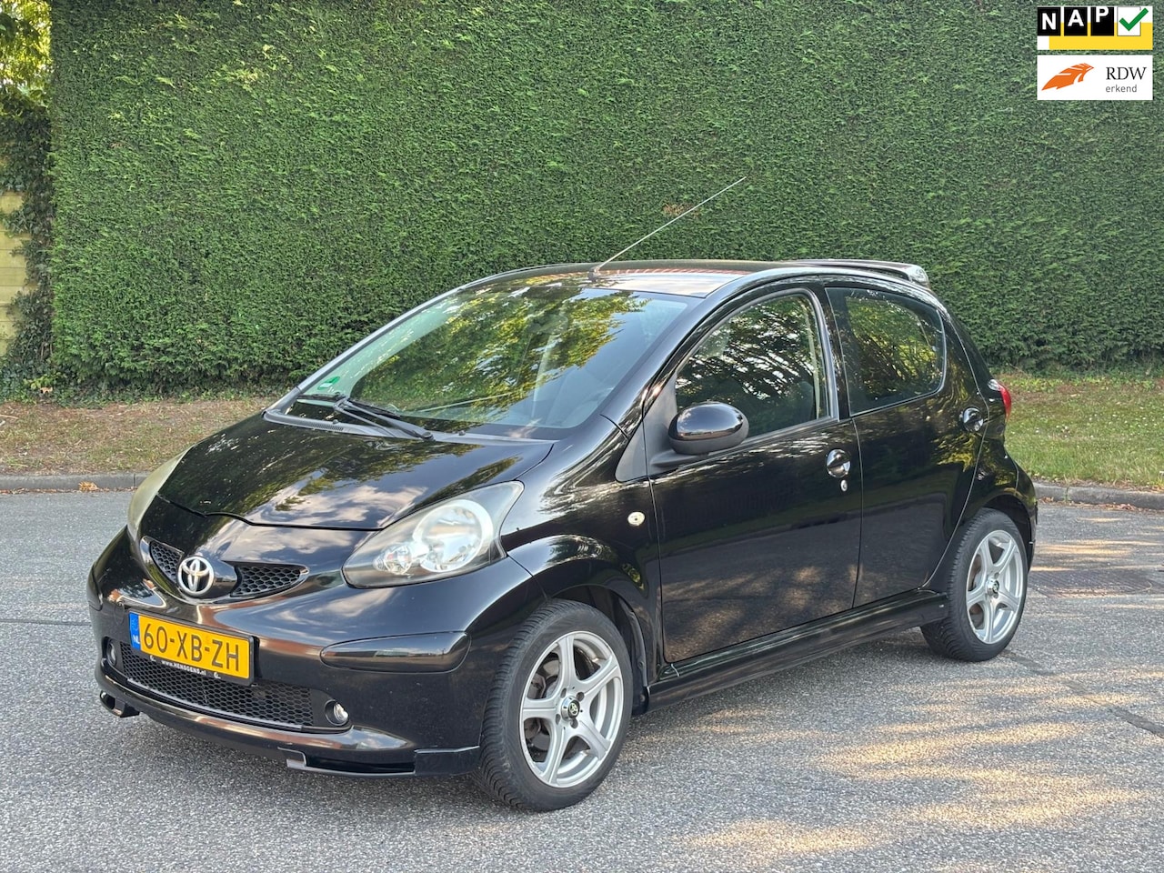 Toyota Aygo - 1.0-12V + | Airco | El. Ramen | NAP | Sportvelgen | Inclusief onderhoudsboek! - AutoWereld.nl
