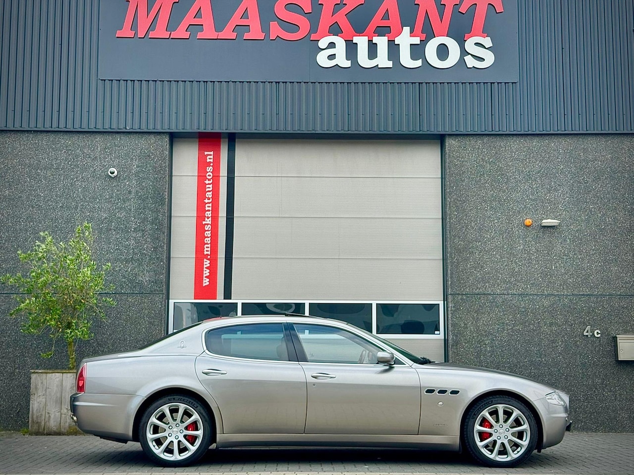 Maserati 4200 GT - Quattroporte 4.2 V8 / Executive / ZF transmission / Seat ventilation / Schuifdak / GRIGIO - AutoWereld.nl