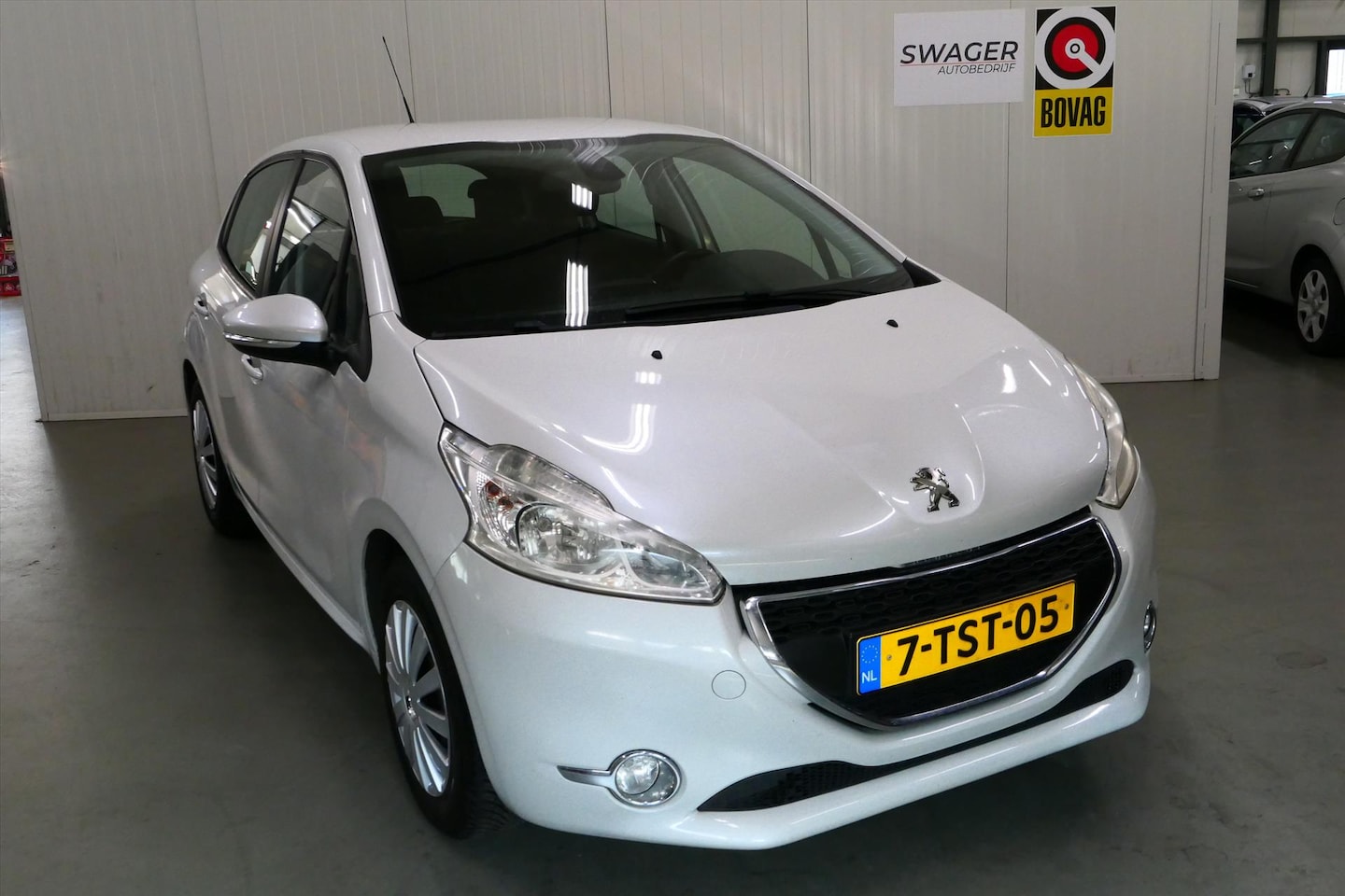Peugeot 208 - 1.2 VTi 82PK 5D Envy (Dealeronderhouden&Trekhaak) - AutoWereld.nl