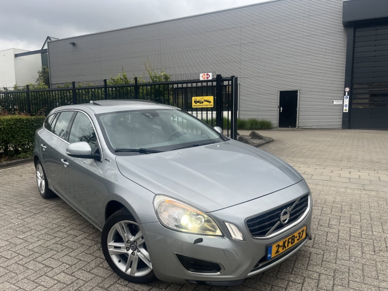 Volvo V60 - 2.4 D6 Hybride elektrische stoelen panoramadak - AutoWereld.nl