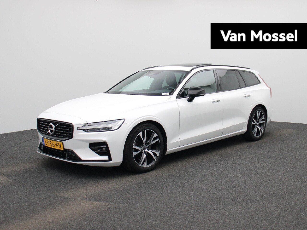 Volvo V60 - 2.0 B3 R-Design | PANORAMADAK | TREKHAAK | LEDER | NAVIGATIE | CAMERA - AutoWereld.nl