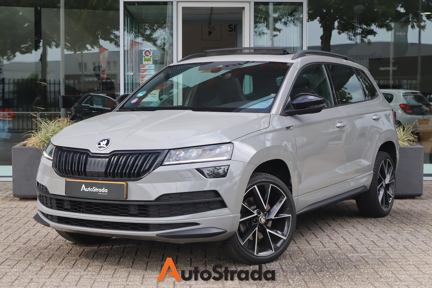 Skoda Karoq - 1.5 SportLine TSI ACT 150pk | Camera | Pano | Canton | Trekhaak | Navi | Keyless | Stoel/S - AutoWereld.nl