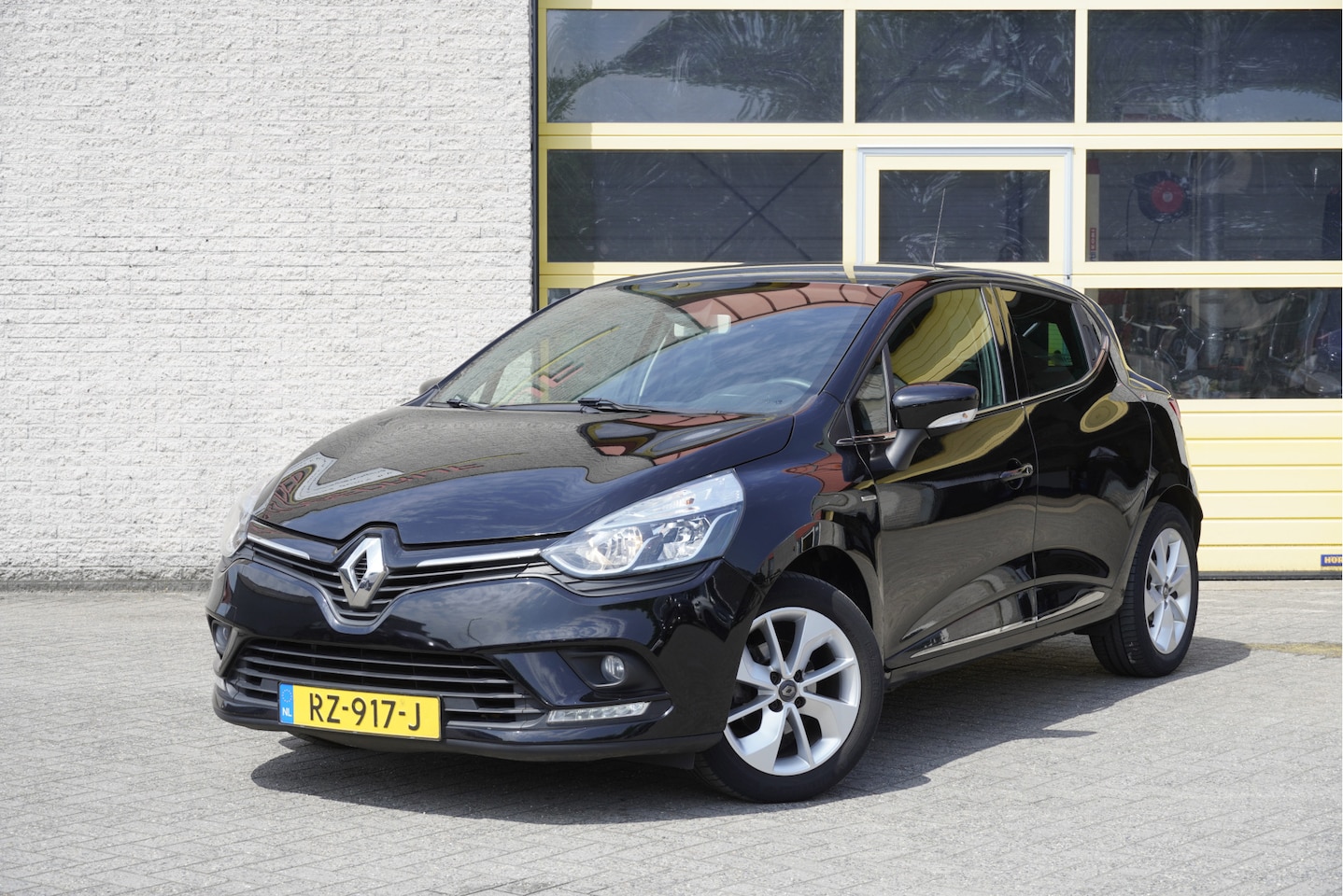 Renault Clio - 0.9 TCe 5drs Limited BJ2018 Lmv 16" | Led | Pdc | Navi | Climate control | Cruise control - AutoWereld.nl