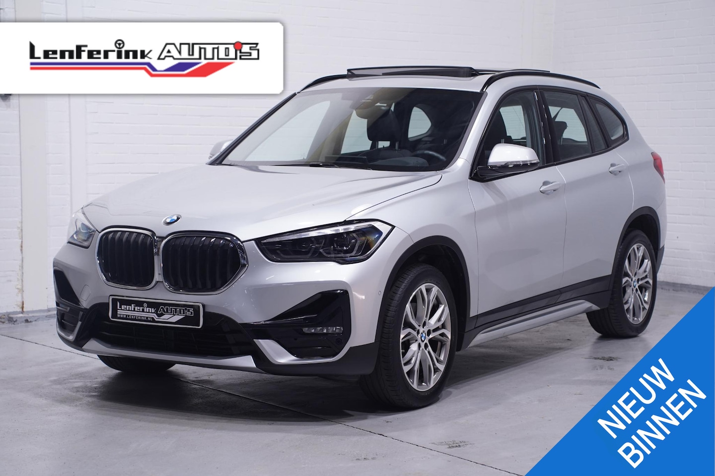 BMW X1 - sDrive18i Sport Line Panodak Head-up Camera Leder Sportstoelen PDC v+a Stoelverwarming Led - AutoWereld.nl