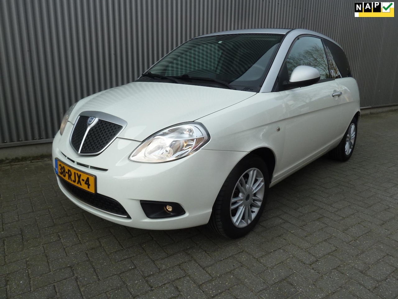 Lancia Y(psilon) - Ypsilon 1.4 Limited Edition 2010 Pano|PDC|Elektrische ramen|Airco - AutoWereld.nl
