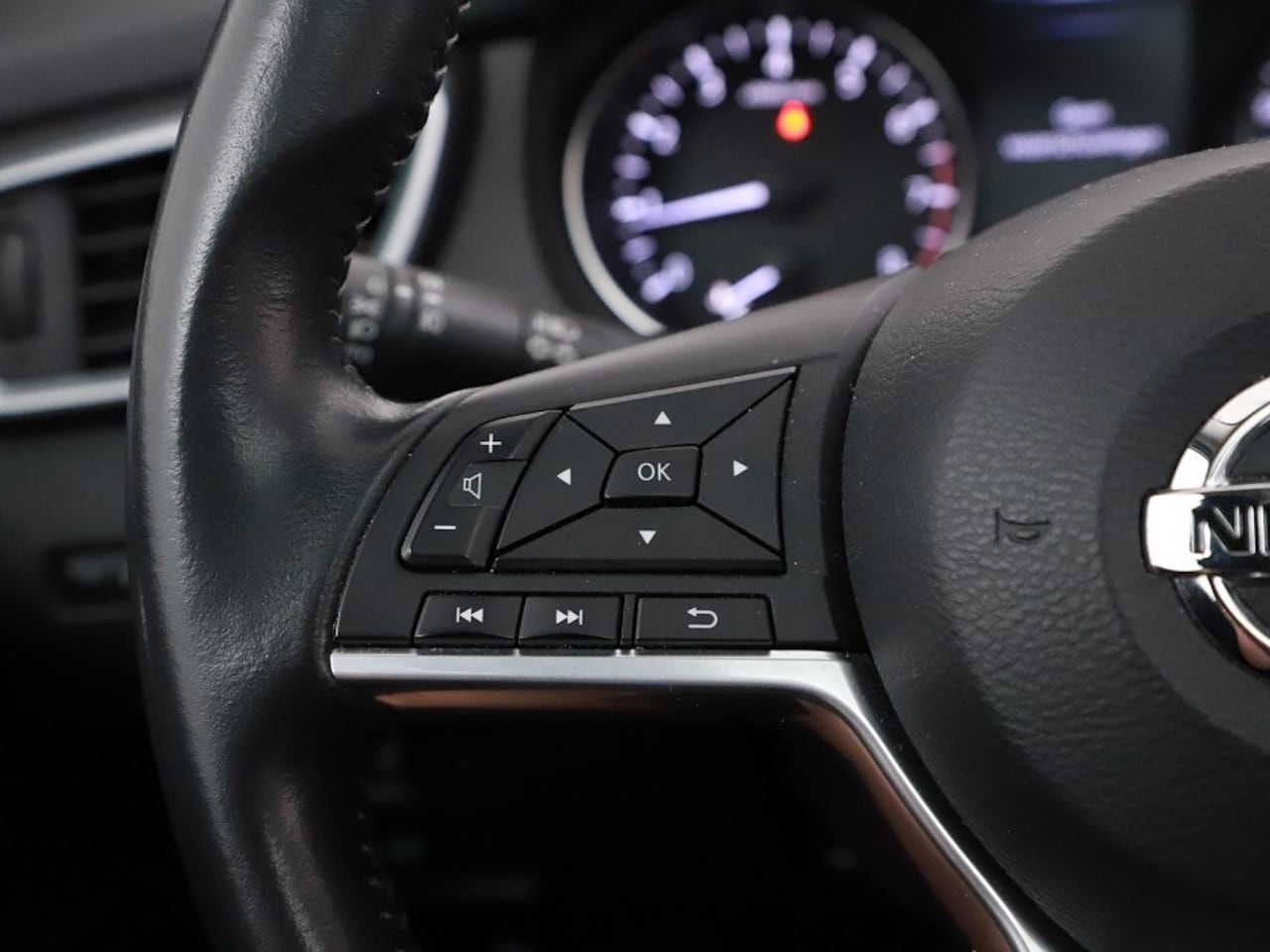 Nissan Qashqai - 1.2 N-Connecta | Navi | Pano | Clima | Trekhaak  08-2018 87.312 KM - AutoWereld.nl
