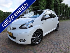 Toyota Aygo - 1.0-12V Dynamic Navigator Airco Navigatie 5 Drs Lm Velgen * Apk t/m 5-5-2026
