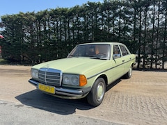 Mercedes-Benz 200-280 (W123) - 200