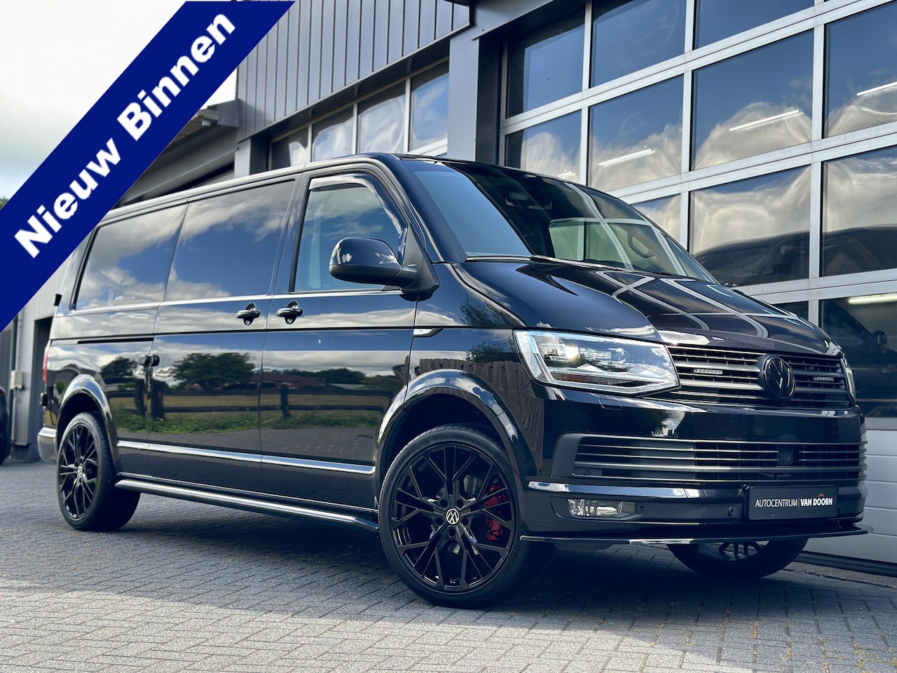 Volkswagen Transporter - 2.0 TDI 150pk | DSG Automaat | Lang | Black Line | LED | Spoiler | 20" Velgen | Leer | 3-z - AutoWereld.nl