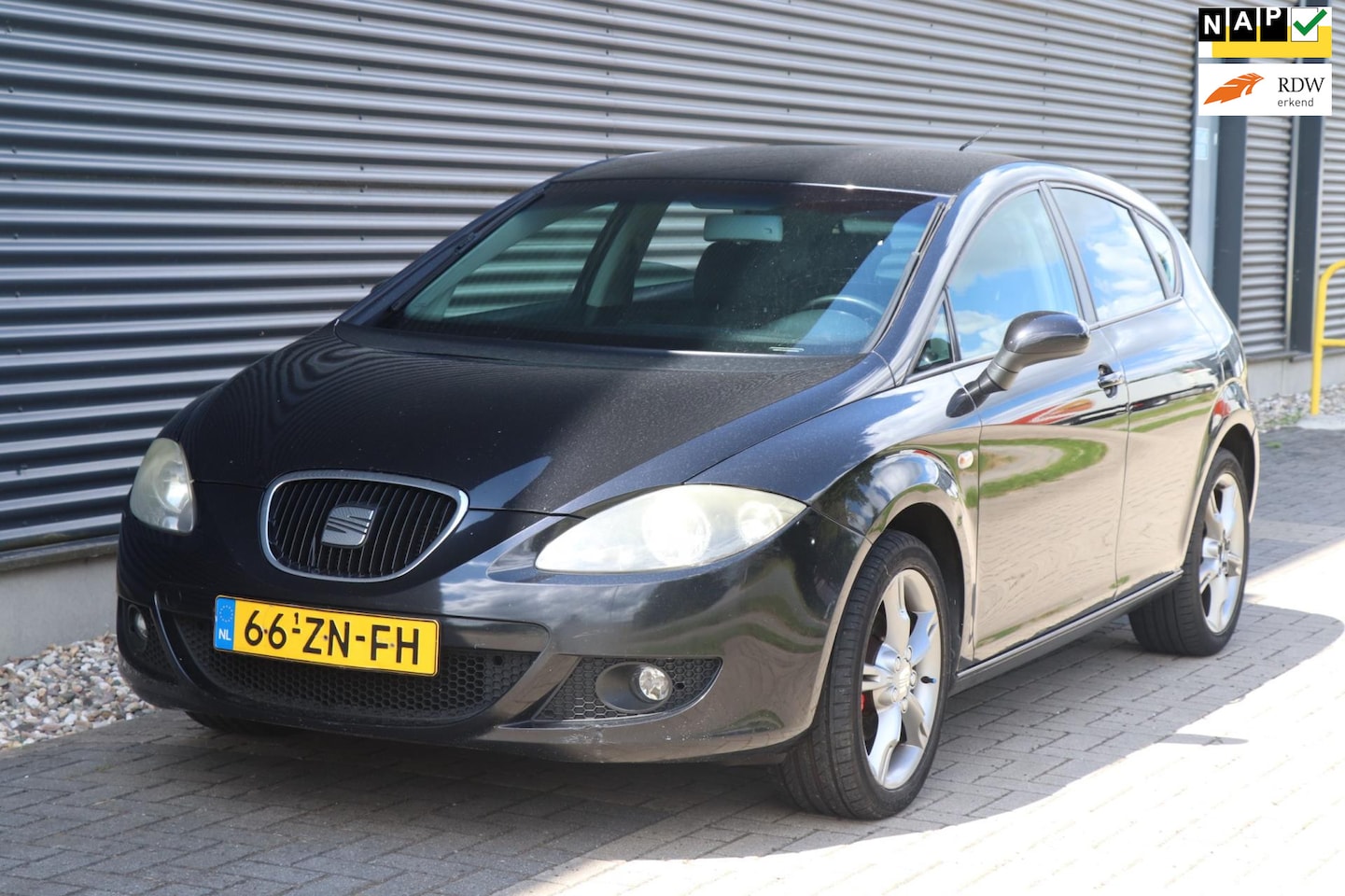 SEAT Leon - 1.6 Businessline | PDC | Airco | NW APK - AutoWereld.nl