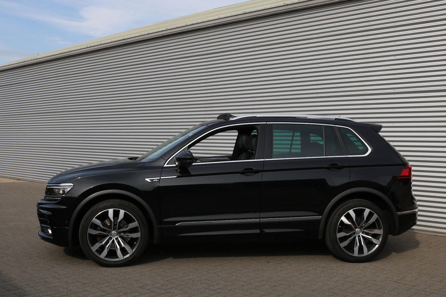 Volkswagen Tiguan - 2.0 TSI 4Motion DSG R-Line (Panoramadak Sportleder/Memory Carplay HeadUp VirtualCockpit 20 - AutoWereld.nl