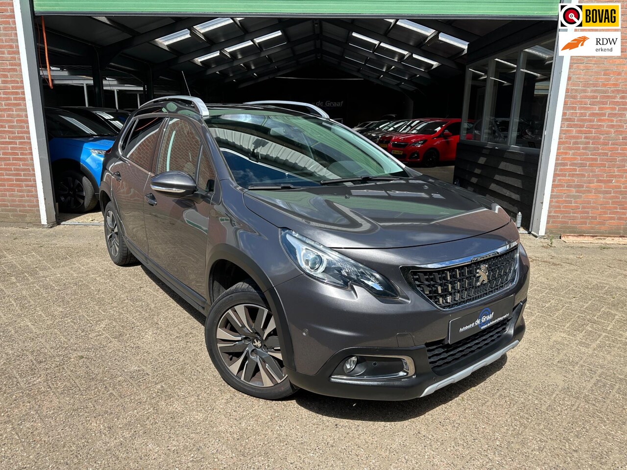 Peugeot 2008 - 1.2 PureTech Blue Lease Allure|PANO/TRHK/DBRIEM VERNWD/NAVI/CRUISE - AutoWereld.nl