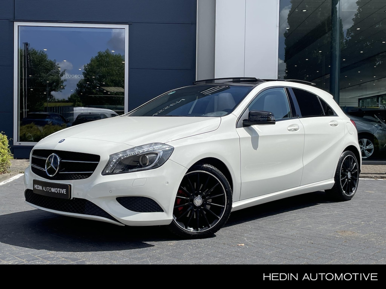 Mercedes-Benz A-klasse - 180 Prestige AUTOMAAT | Leder | Schuifdak | Camera | Apple Carplay - AutoWereld.nl