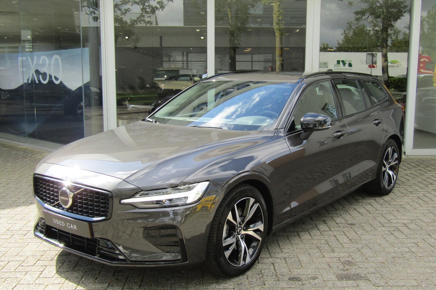 Volvo V60 - B4 GEART. PLUS/DARK | LEER | ADAPT.CRUISE CONTROL | BLIS - AutoWereld.nl
