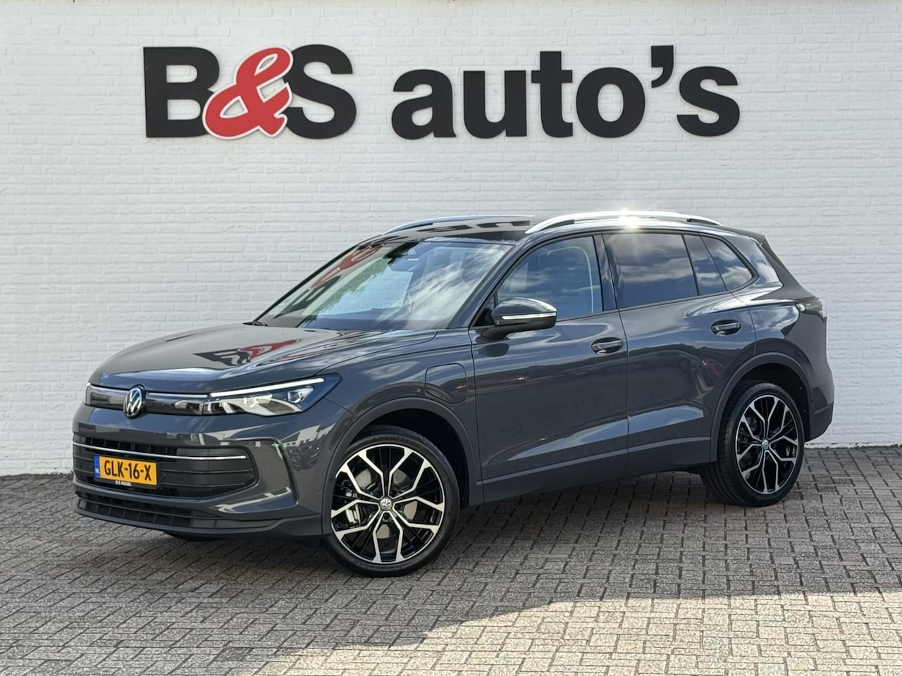 Volkswagen Tiguan - 1.5 eHybrid Led Camera ACC Carplay Sfeerverlichting Navigatie Wegklapbare trekhaak - AutoWereld.nl