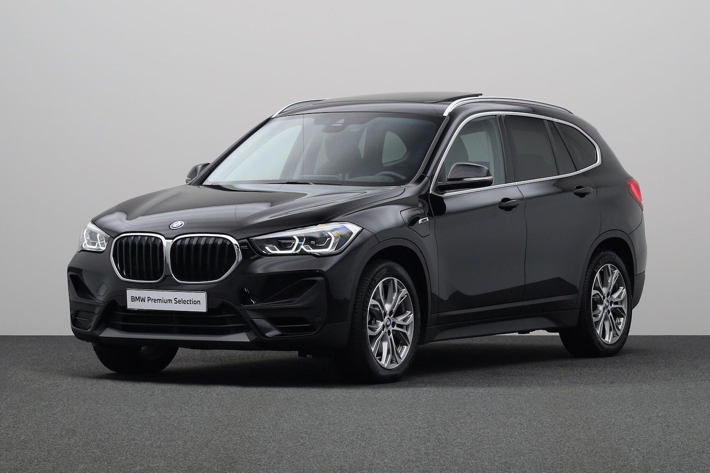 BMW X1 - xDrive25e eDrive Edition | Navigatie Plus | Stoelverwarming | Panoramadak | HiFi | Achterr - AutoWereld.nl