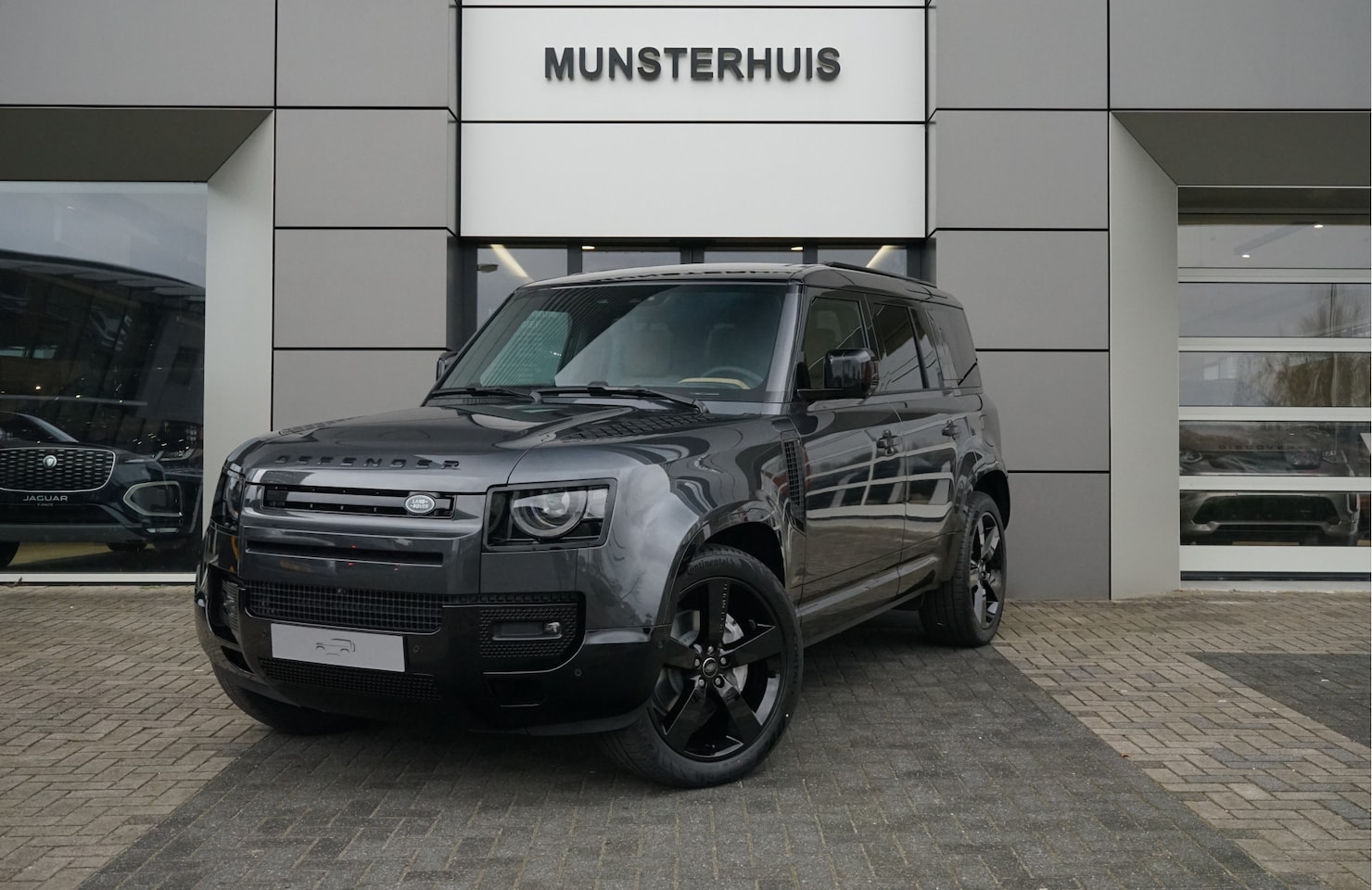 Land Rover Defender 110 - P300e 110 X-Dynamic HSE | Binnenkort beschikbaar | Voorstoelen / Achterbank verwarmd | Koe - AutoWereld.nl