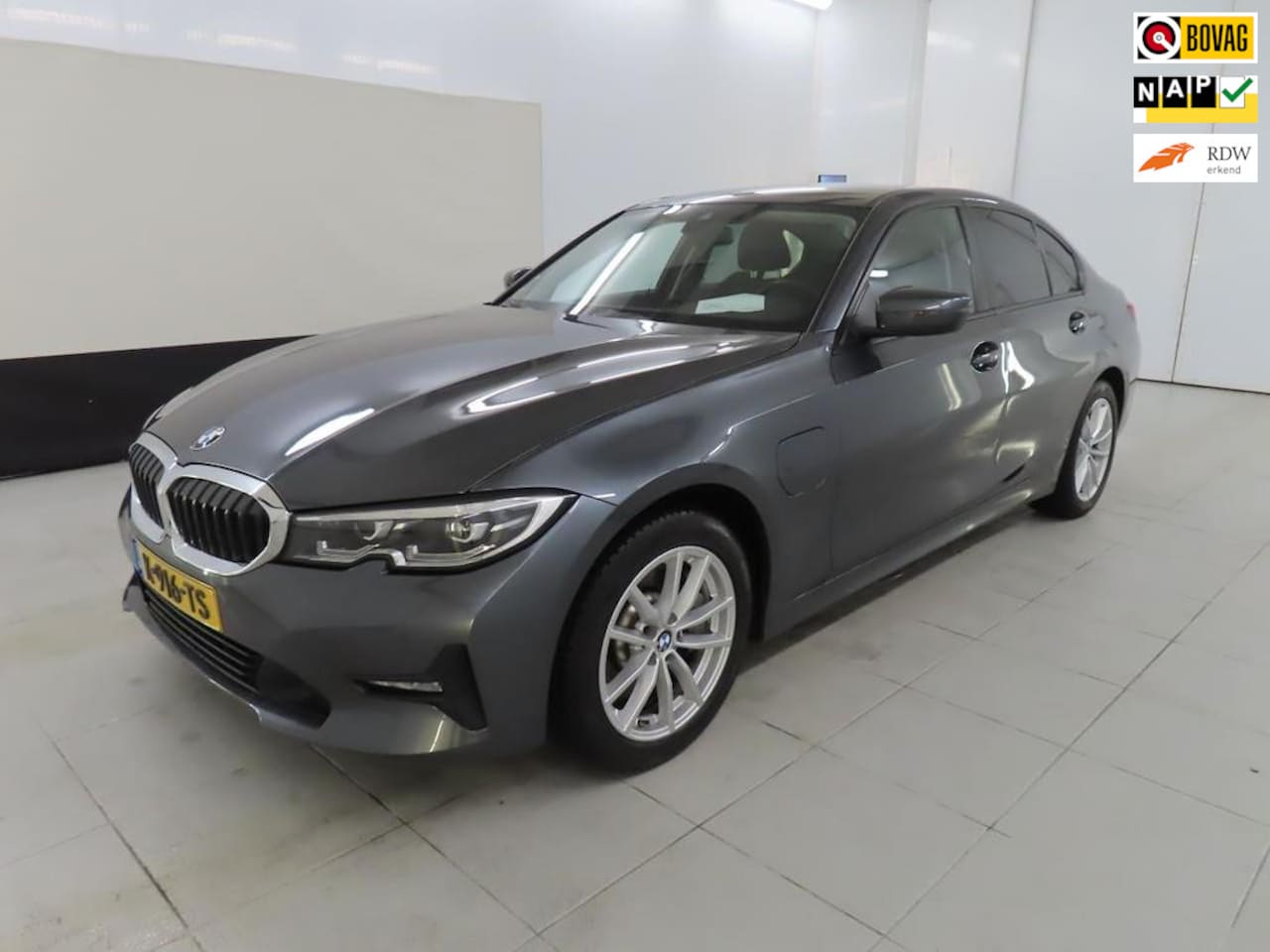 BMW 3-serie - 330e High Executive +led+Volleder+soel-verw+breed-navigatie+camera+privacy-Glass - AutoWereld.nl