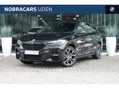 BMW X1 - xDrive25e High Executive M Sport Automaat / Panoramadak / Trekhaak / Sportstoelen / Achter