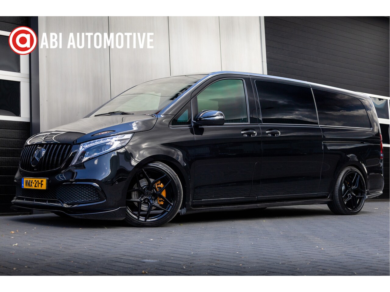 Mercedes-Benz V-klasse - 250d 191 pk Extra Lang DC AMG-Pakket / BTW-Auto/ Facelift/ 2 x Schuifdeur/ Leder/ Sport-St - AutoWereld.nl