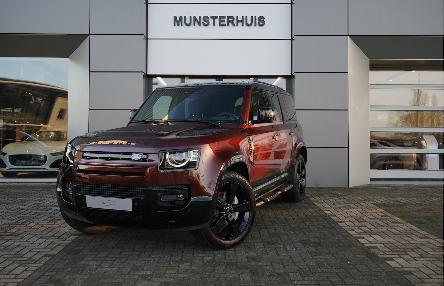 Land Rover Defender 110 - 2.0 P300e 110 Sedona Edition | Binnenkort beschikbaar | Koelvak | Head-up display | Elektr - AutoWereld.nl