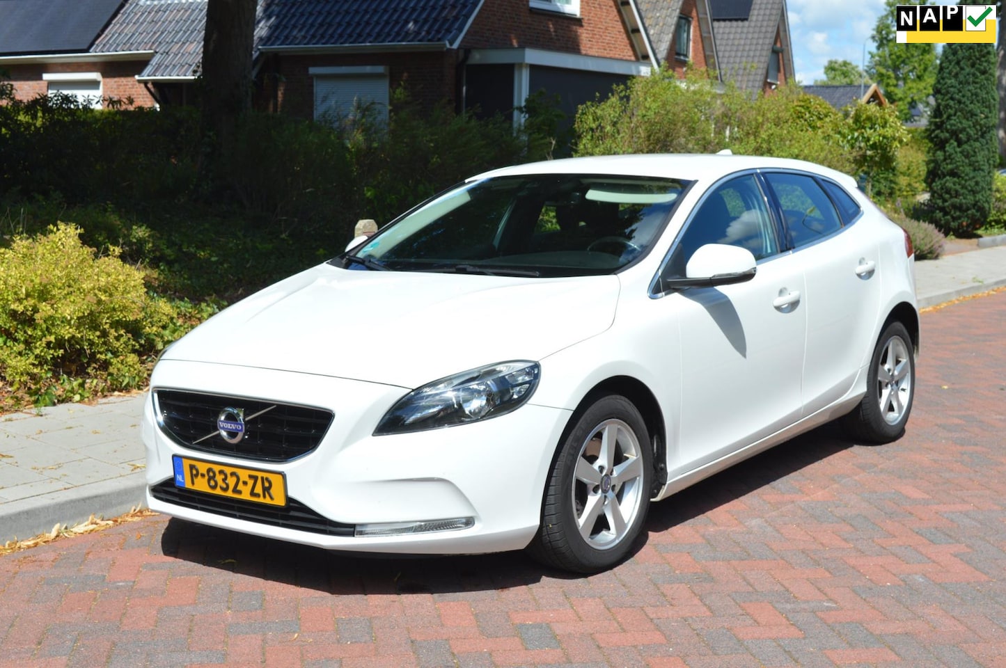Volvo V40 - 2.0 T2 Momentum NAVI/DEALER ONDERH - AutoWereld.nl