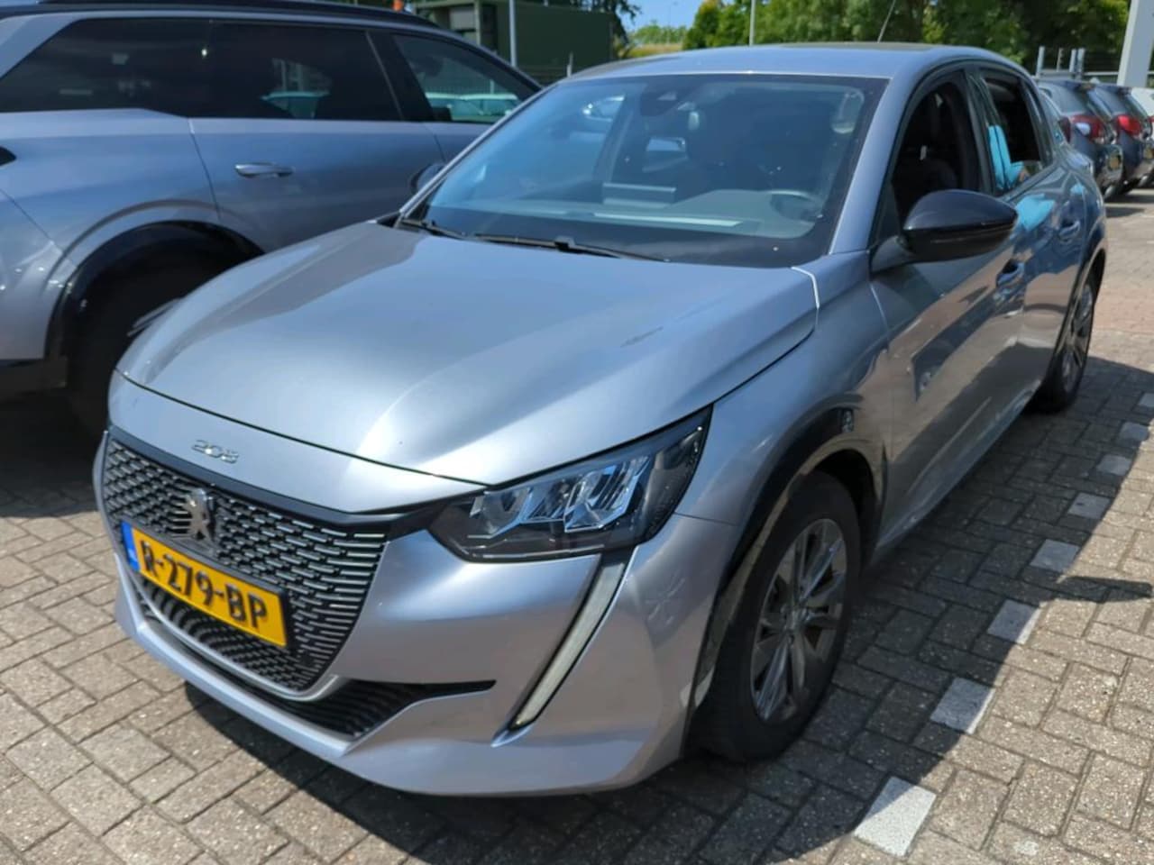Peugeot e-208 - EV Allure Pack 50 kWh | Stoelverwarming | Keyless Entry | Navigatie || Achteruitrijcamera - AutoWereld.nl