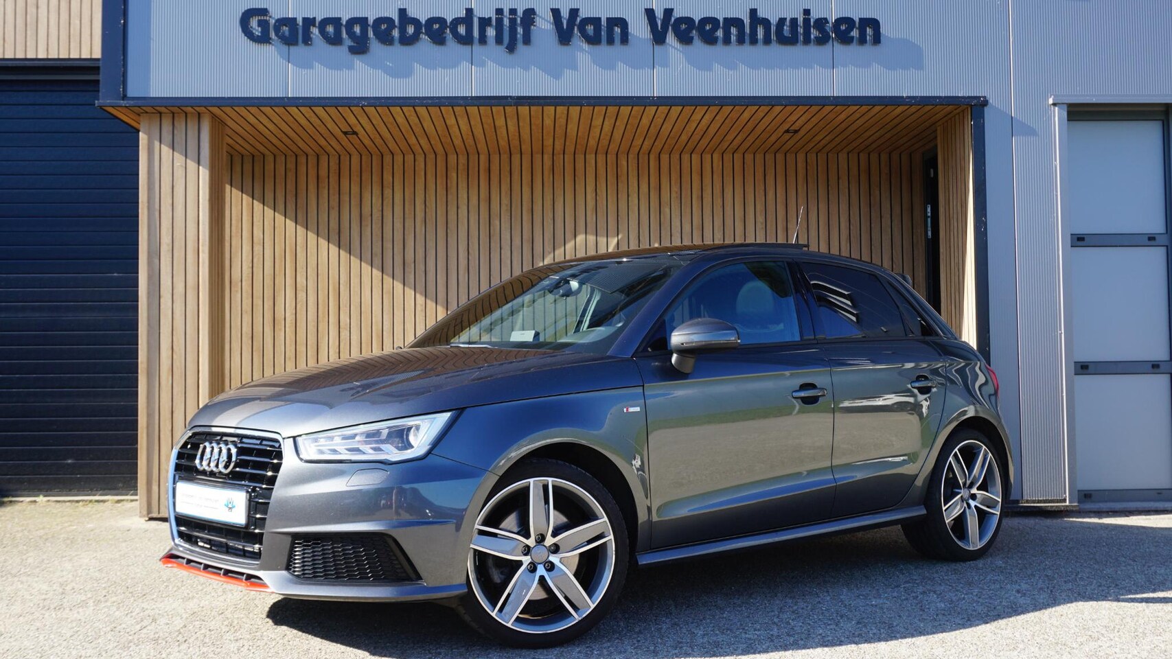 Audi A1 Sportback - 1.8 TFSI 192PK 3x S-Line Pano.Dak 18inch LM Xenon/LED H-Leder *Daytona Grey Pearl* 1e Eige - AutoWereld.nl